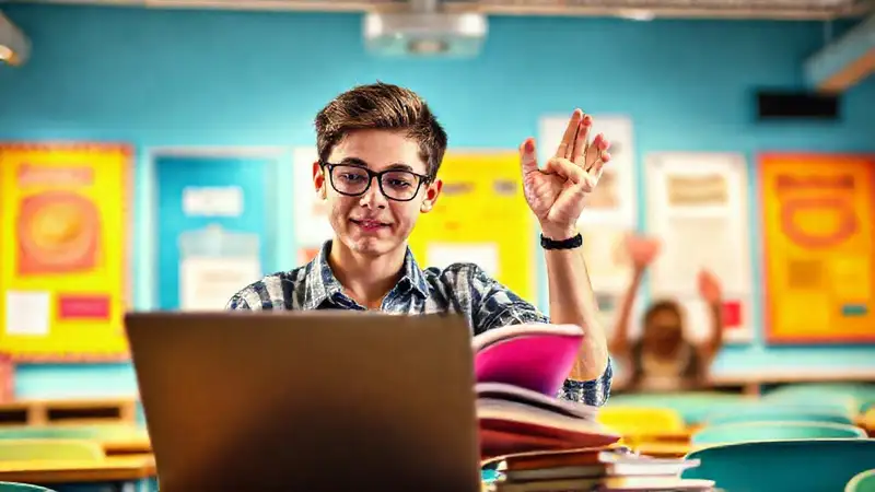 Estudiante motivado en aula vibrante y moderna