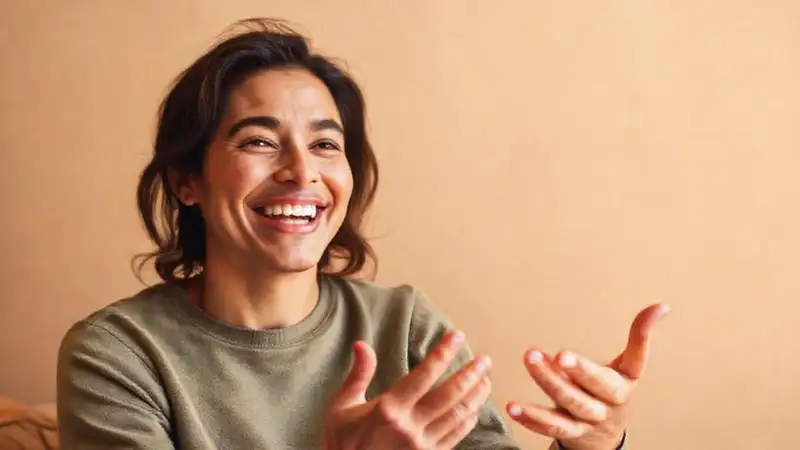 Persona sonriendo y escuchando con empatía