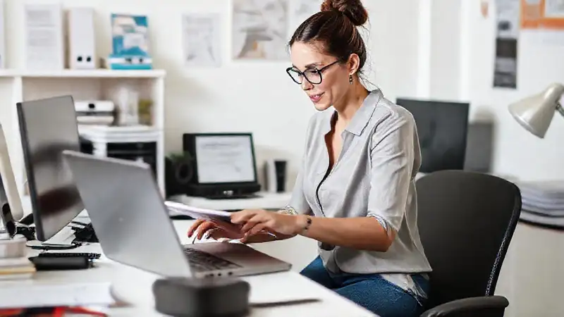 Mujer estudiando en un espacio organizado