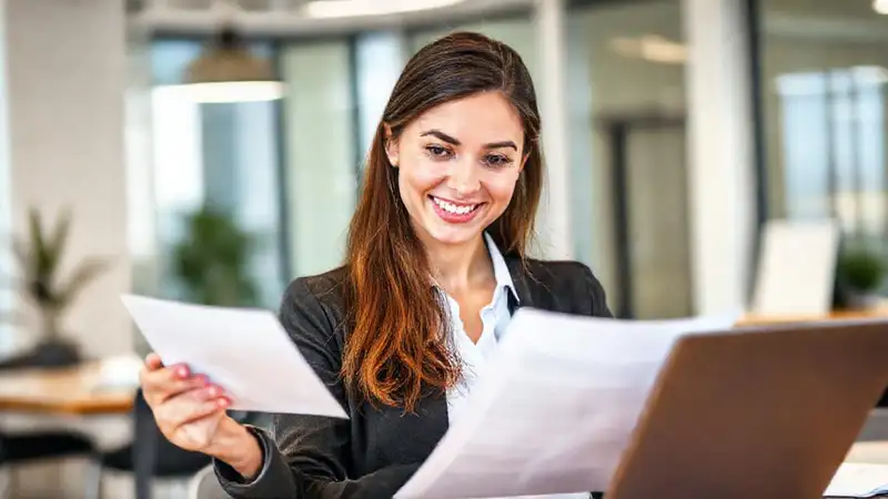 Mujer revisa feedback en oficina moderna