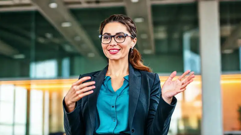 Mujer profesional presenta con confianza y claridad