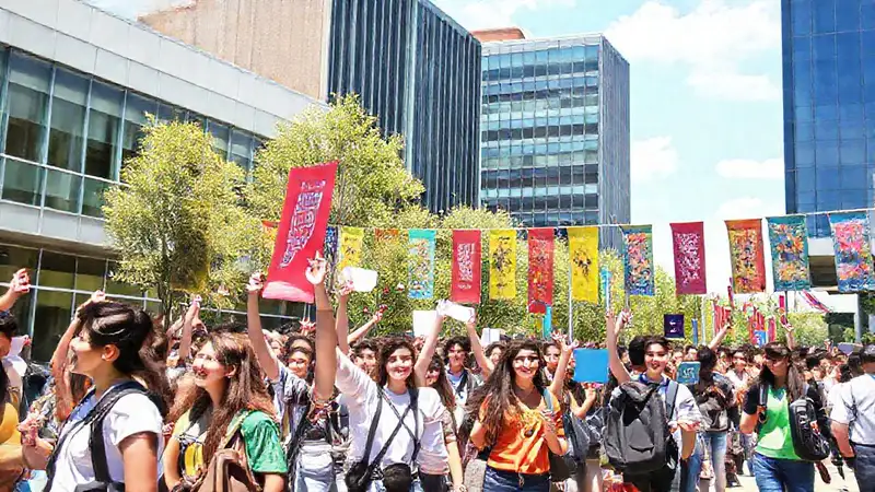 Estudiantes universitarios celebran en un campus vibrante