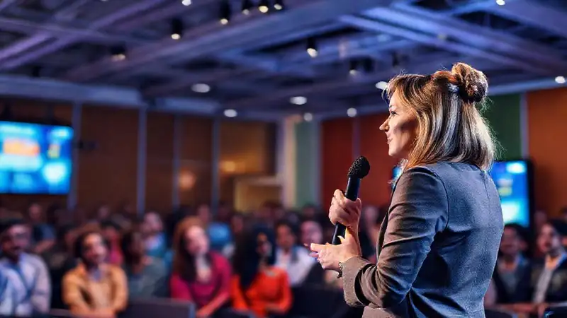 Mujer profesional inspira en conferencia