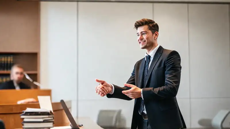 Joven profesional presenta con entusiasmo en oficina