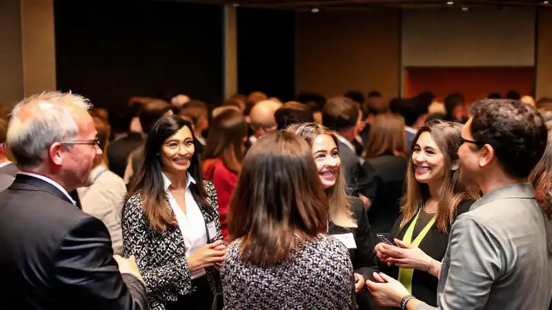 Conexiones profesionales en evento diverso y acogedor