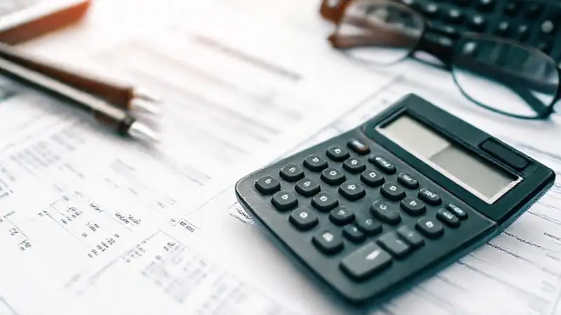 Documentos financieros en oficina moderna y profesional