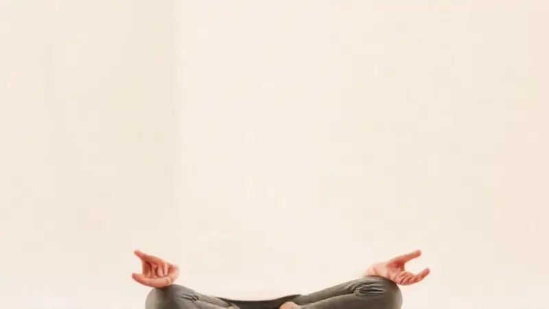 Persona tranquila meditando en paz y silencio