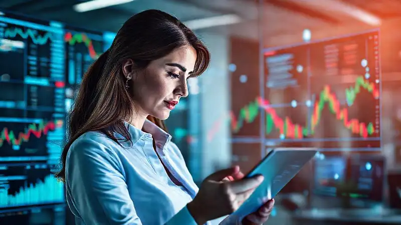 Ejecutiva analiza gráficos financieros en oficina