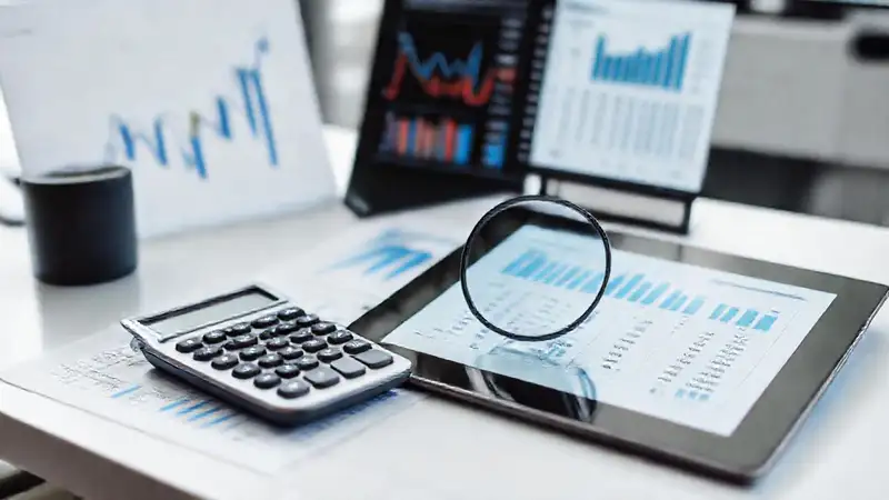 Herramientas financieras y oficina moderna organizada