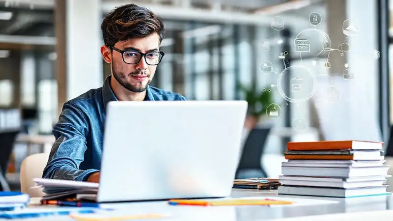 Estudiante concentrado con notas en oficina moderna
