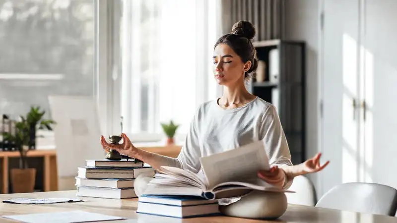 Estudio tranquilo con libros y luz natural