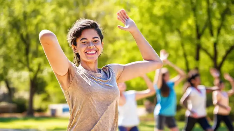 Estudiante sonriendo haciendo ejercicio en parque