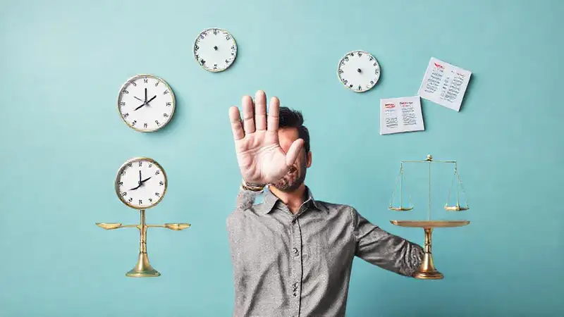 Persona confiada sostiene señal de detener