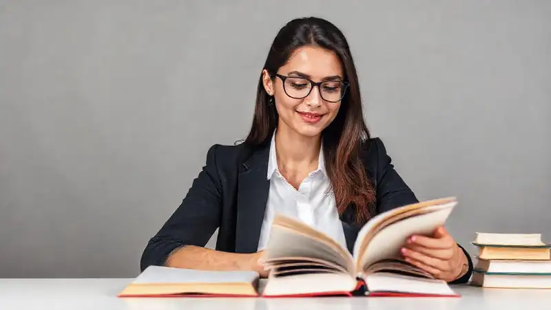 Estudiante revisa libros de derecho confiadamente