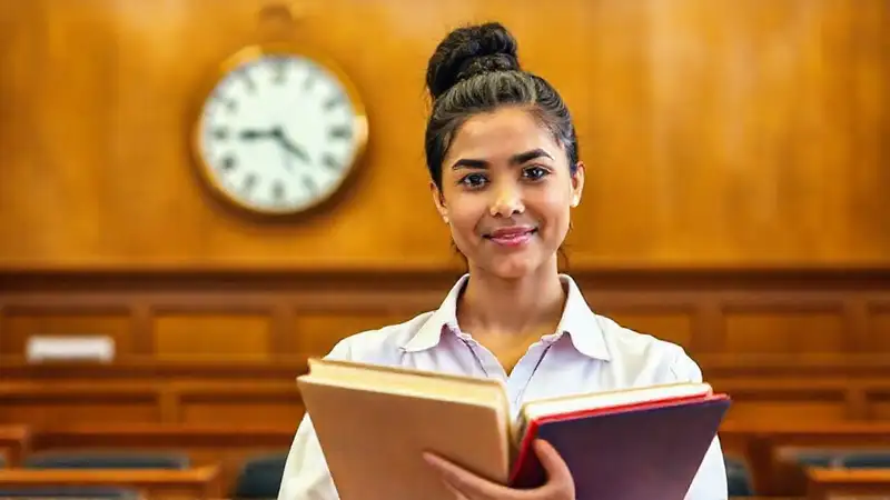 Estudiante estudia con confianza en tribunales