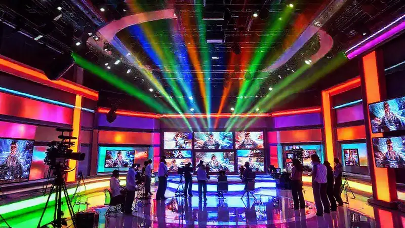 Estudio de televisión moderno y vibrante