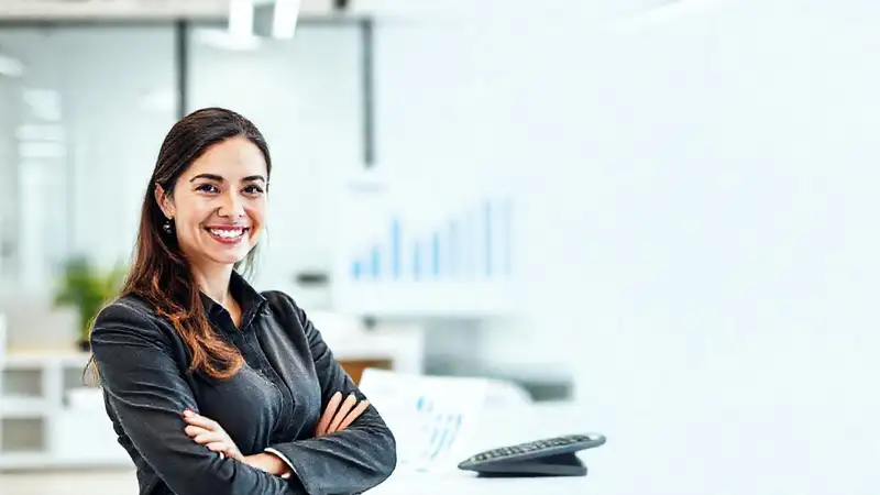 Contadora profesional exitosa en oficina moderna