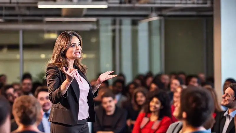 Mujer profesional inspira audiencia en público