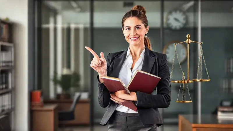 Mujer segura encrucijada, decidida y profesional