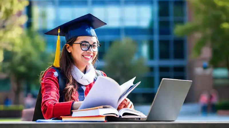 Estudiante estudia en un ambiente inspirador