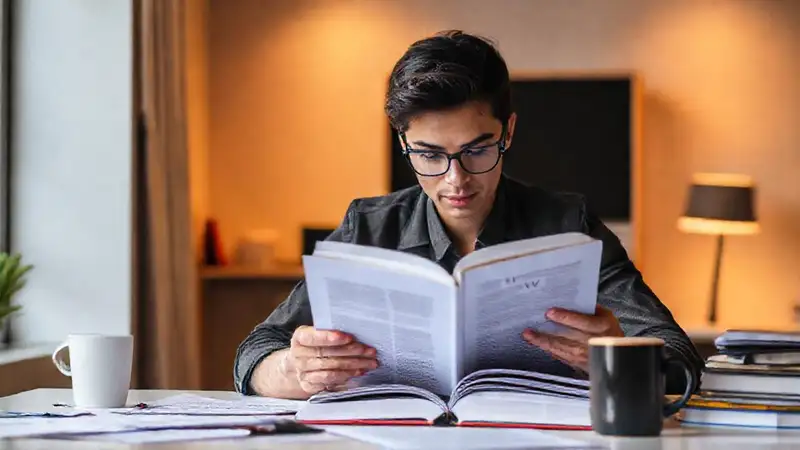 Estudiante de derecho estudiando en ambiente inspirador