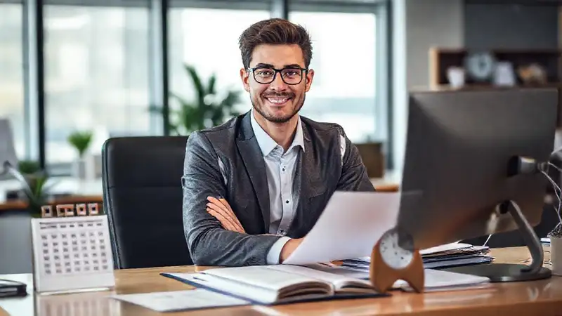Joven contador organizado en oficina moderna y motivadora