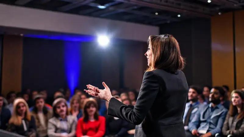 Mujer segura presenta en público con impacto