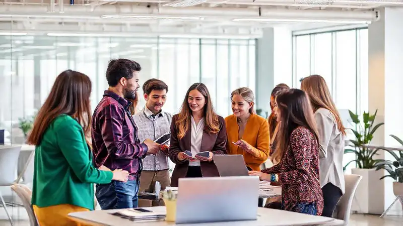 Personas colaborando en oficina moderna y vibrante