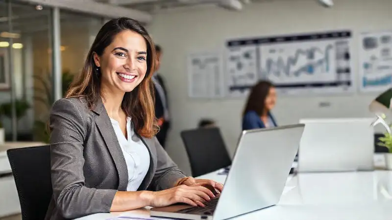 Contadora profesional en oficina moderna y vibrante