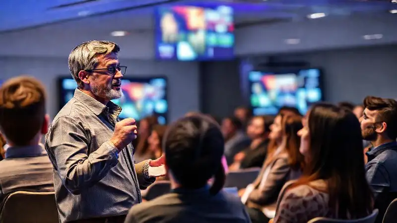 Investigador apasionado presenta en sala moderna