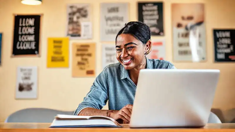 Estudiante motivado en entorno universitario cálido