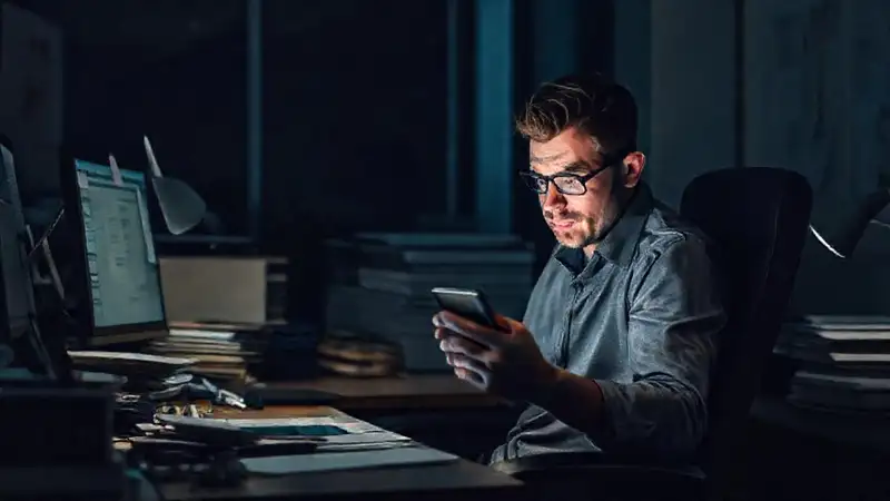 Persona estresada gestionando distracciones digitales