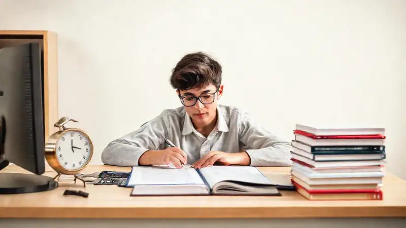 Estudiante estudia en espacio ordenado y brillante