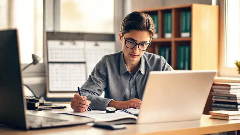 Estudiante concentrado en escritorio organizado y luminoso