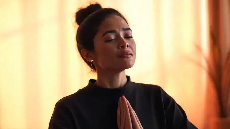 Persona tranquila practicando mindfulness en ambiente suave