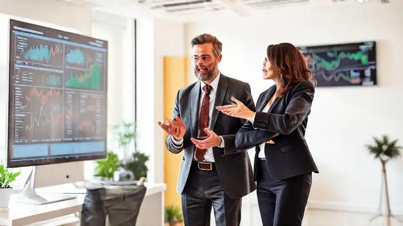 Mentor profesional en oficina moderna y dinámica