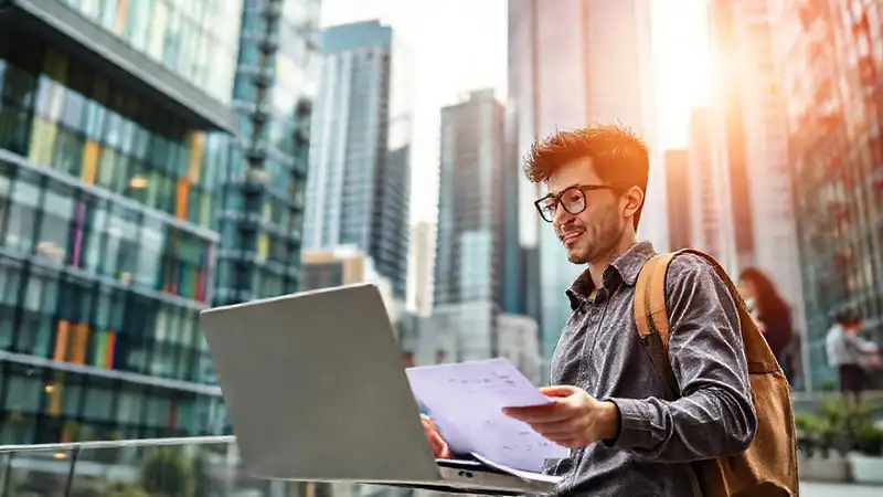 Joven profesional en oficina moderna y colaborativa
