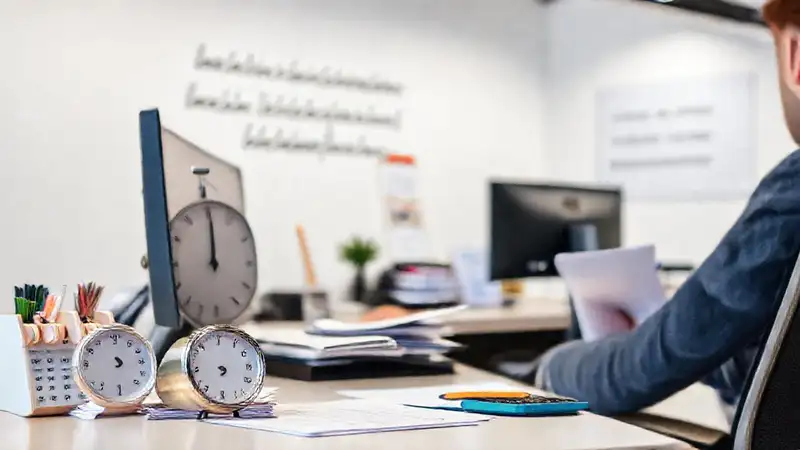 Oficina organizada y luminosa con motivación