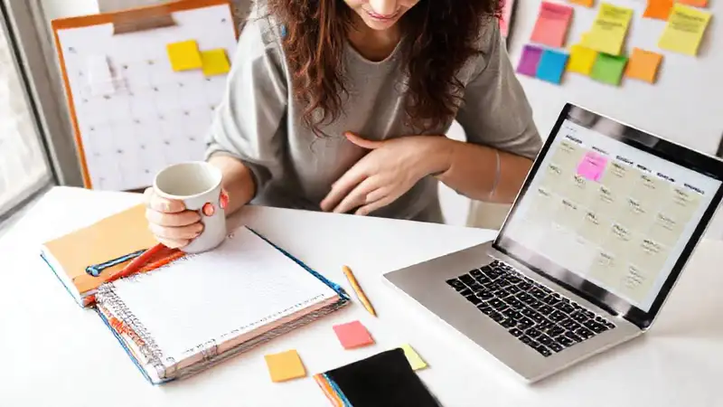 Estudiante organizado con notebooks