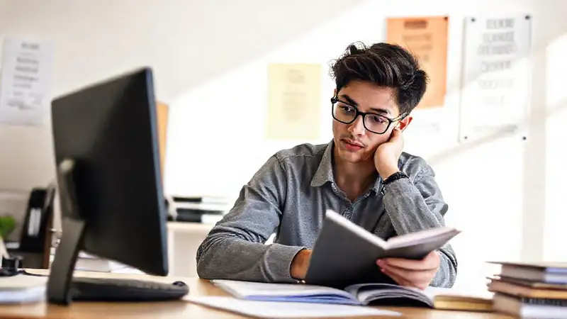 Estudiante concentrado en estudio organizado y motivador