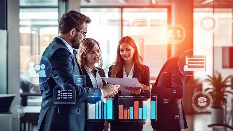 Equipo de negocios analizando datos en oficina