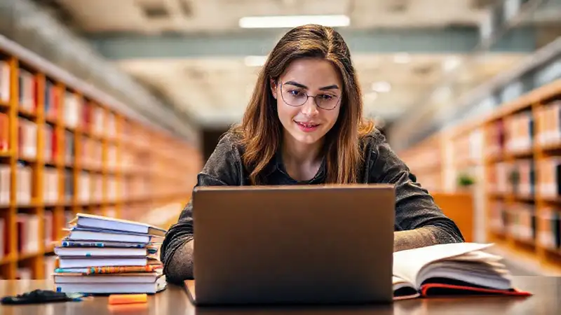 Estudiante motivado en biblioteca moderna y organizada