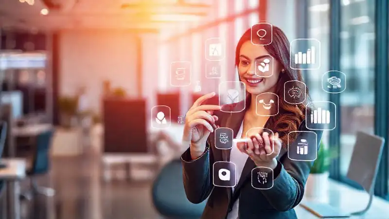 Mujer profesional usando herramientas digitales modernas