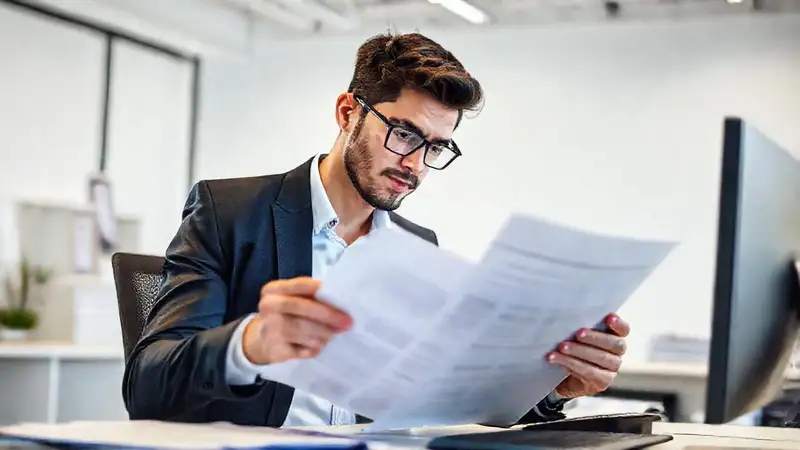 Joven profesional revisa finanzas en oficina moderna