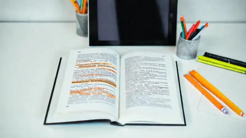 Libro resaltado en un espacio de trabajo moderno
