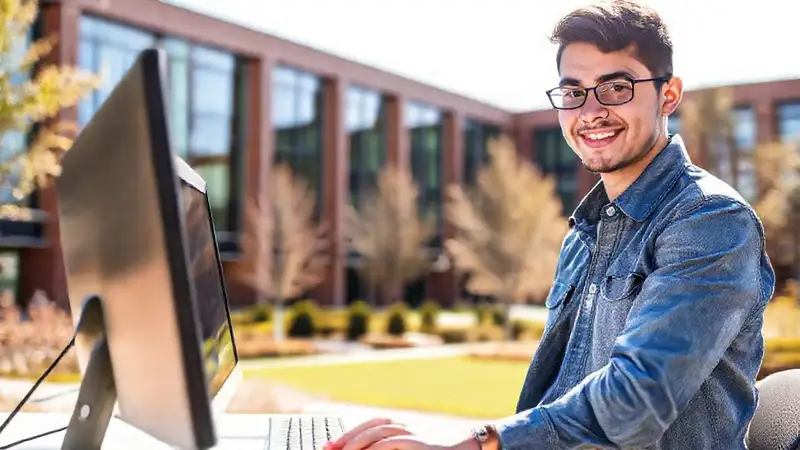 Estudiante verifica inscripción en campus moderno