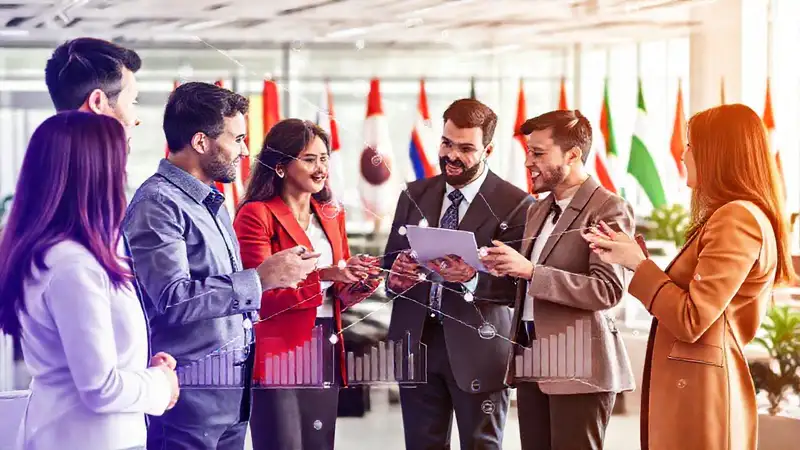 Equipo internacional colaborando en estrategia digital