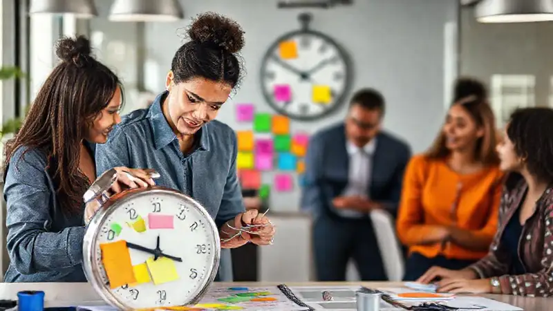 Trabajadora social organiza tareas en equipo