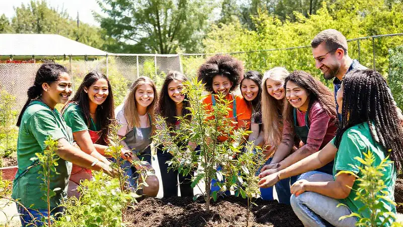 Voluntarios cultivando juntos en un jardín comunitario