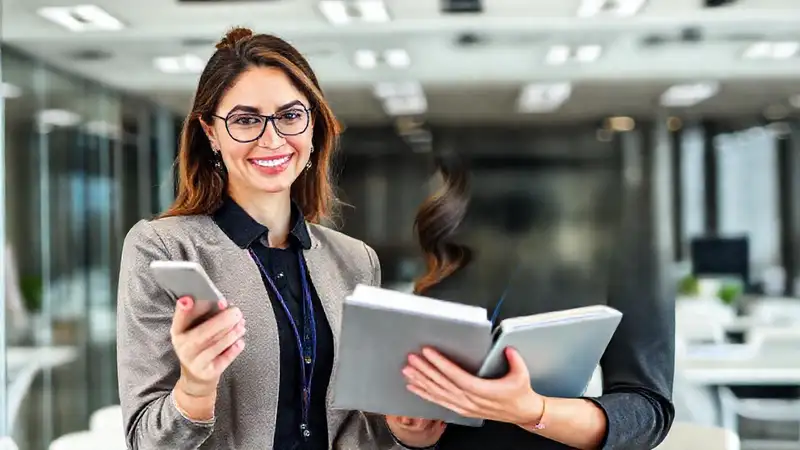 Mujer profesional estudia contabilidad en oficina moderna